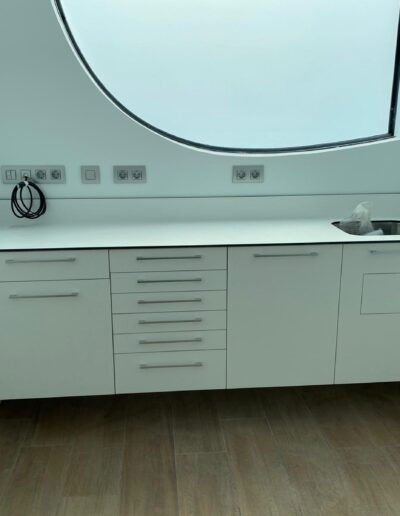 Mueble clínica dental encajado