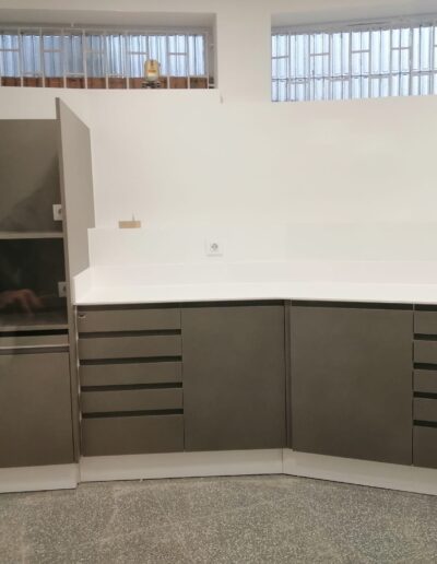 Muebles a medida en sala de esterilización, diseñados para almacenamiento seguro y organización en clínicas y laboratorios.