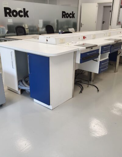 Muebles a medida en sala de esterilización, diseñados para almacenamiento seguro y organización en clínicas y laboratorios.